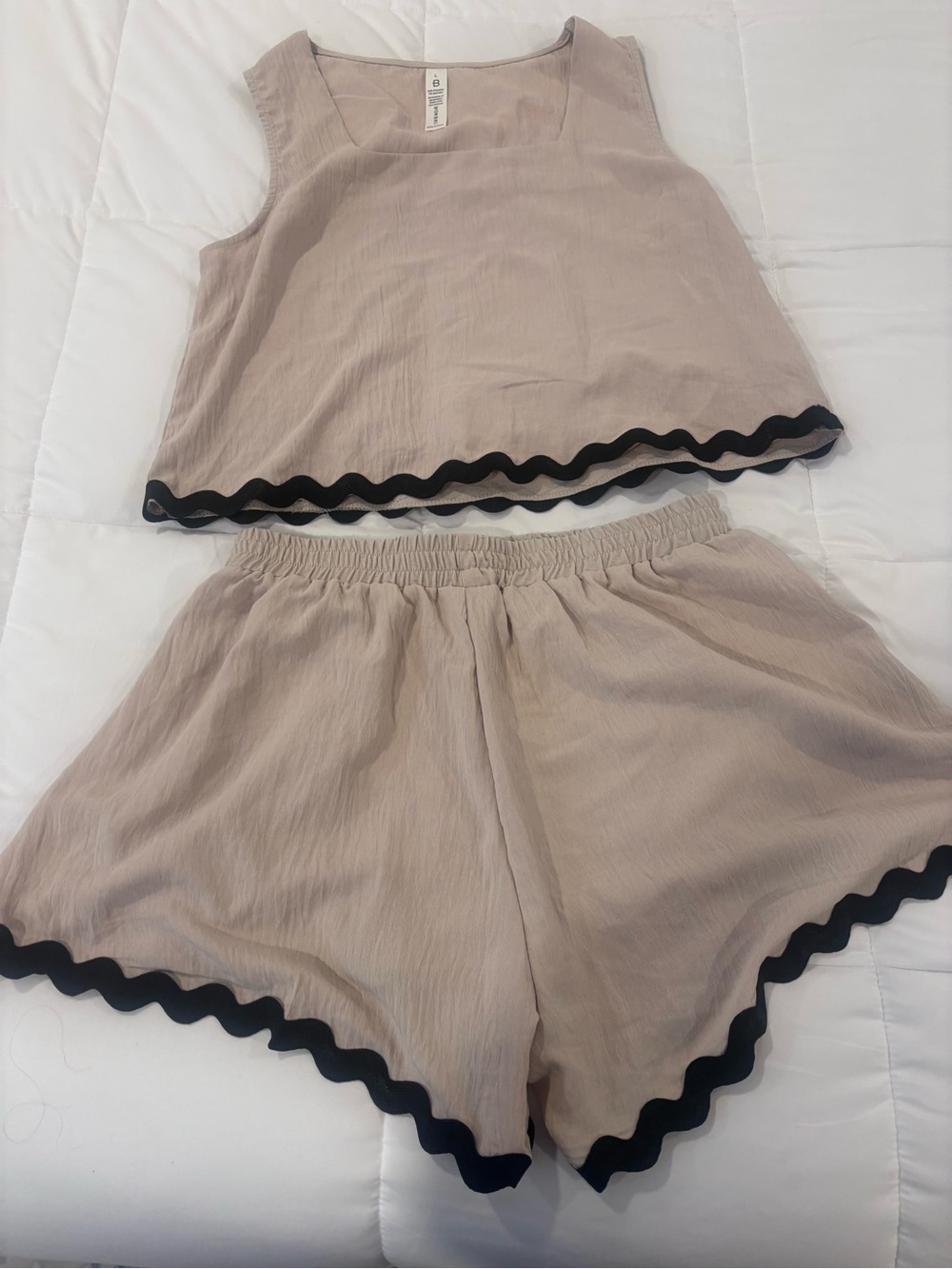 Beige Women's Scalloped Trim Shorts Set